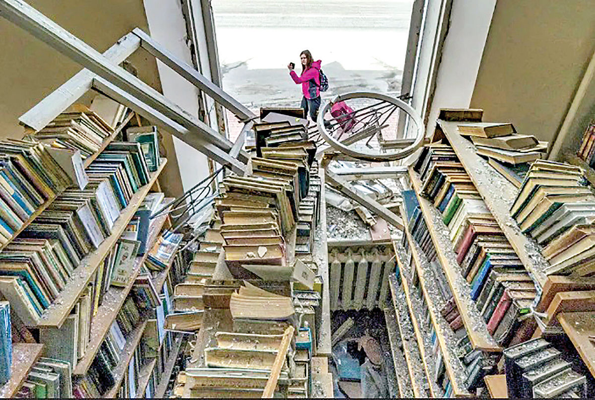کتابخانه‏‏‌ای ویران در اوکراین