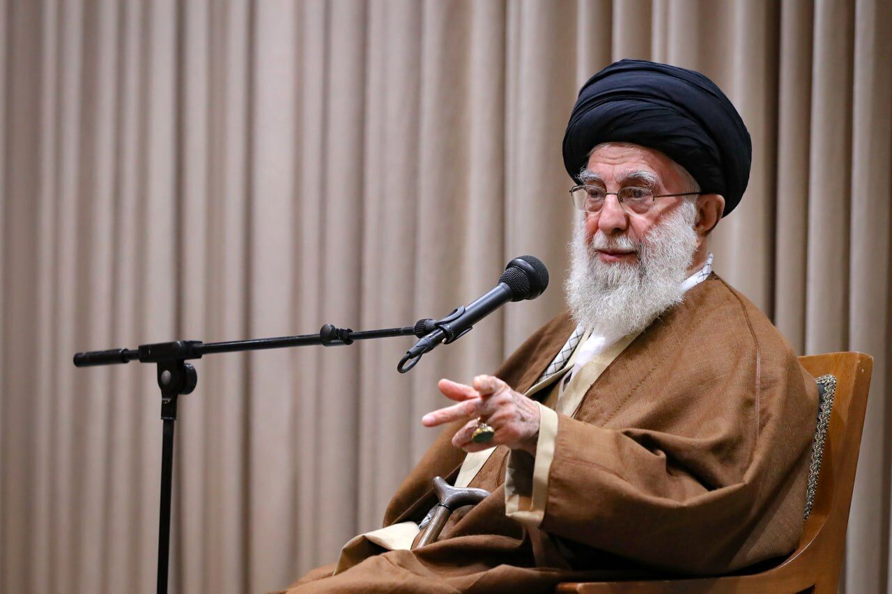 شوخی رهبر انقلاب با نوه شهید همدانی + فیلم
