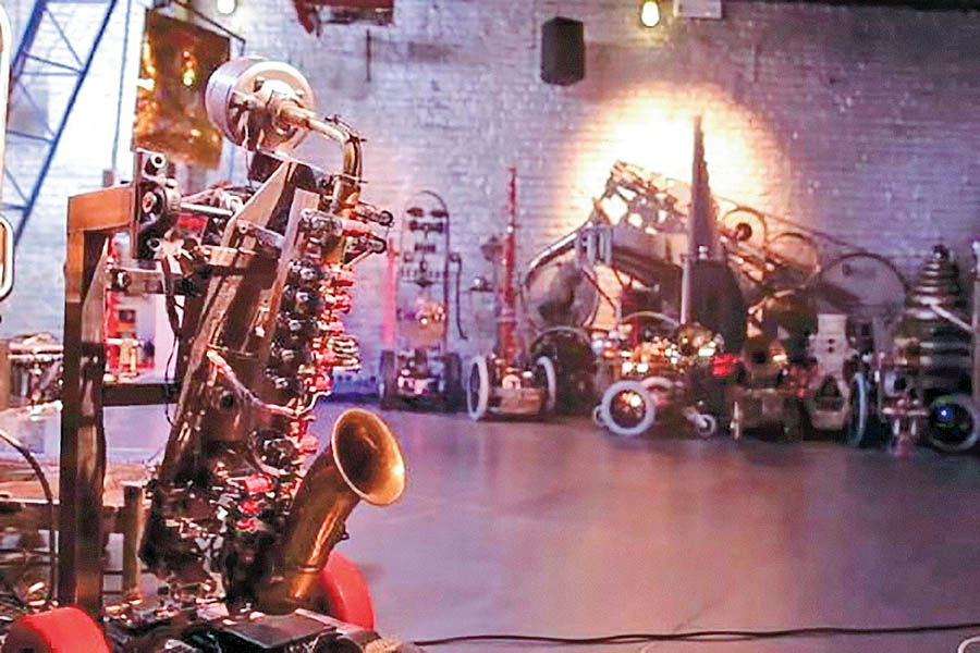 ارکستر روباتیک موسیقی می‌نوازد