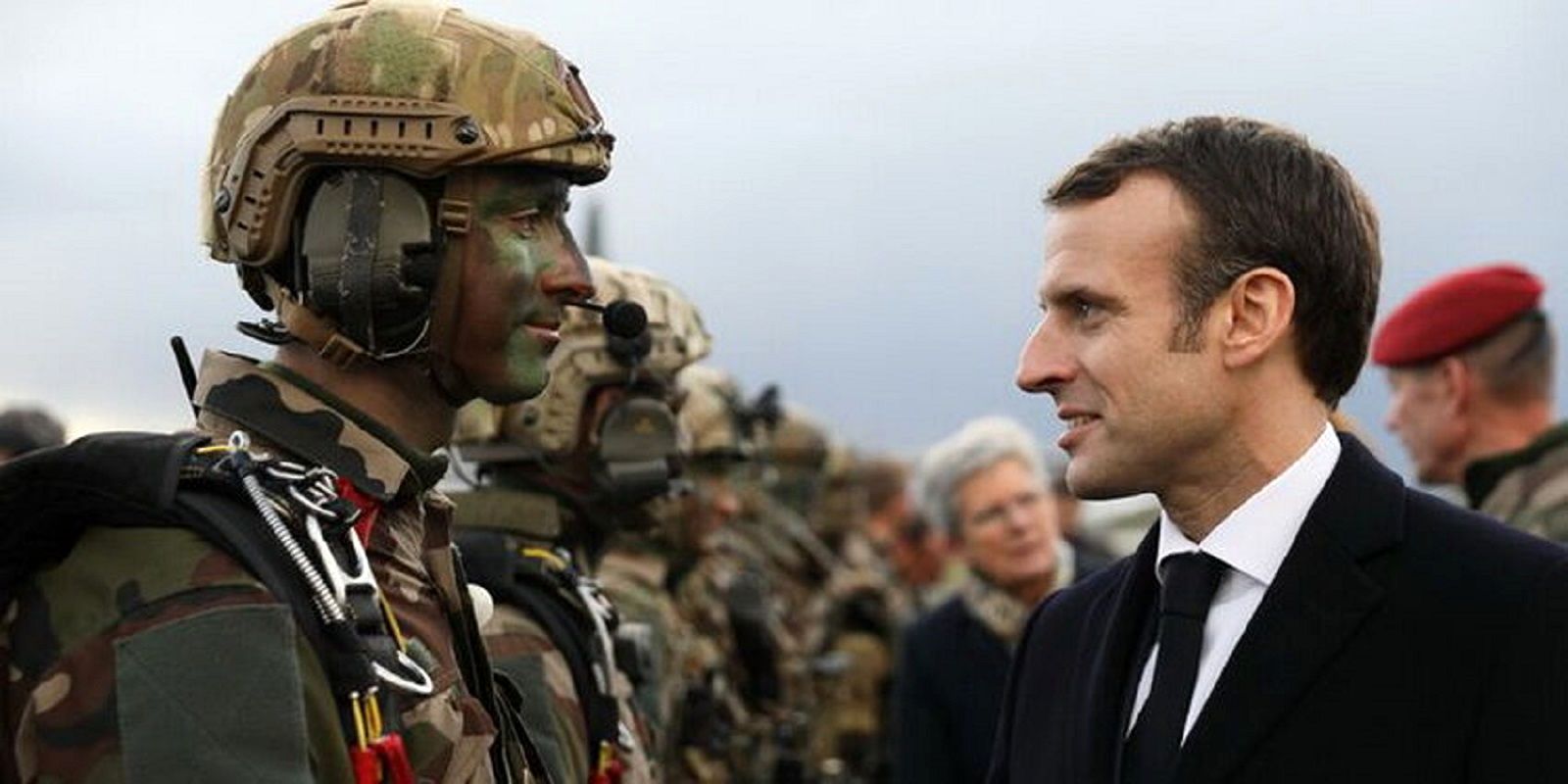 فرانسه آرایش جنگی به خود به گرفت 