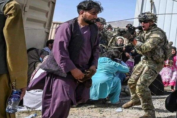 نظامیان آمریکا دو نفر را در فرودگاه کابل کشتند
