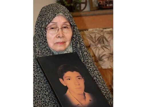 تصویری از عیادت سفیر ژاپن از مادر یک شهید در تهران