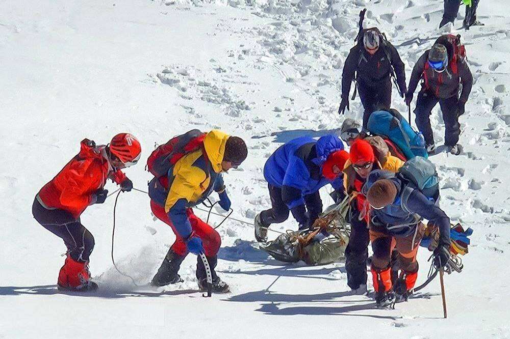 حضور هزاران نفر در مراسم تشییع کوهنوردان + فیلم