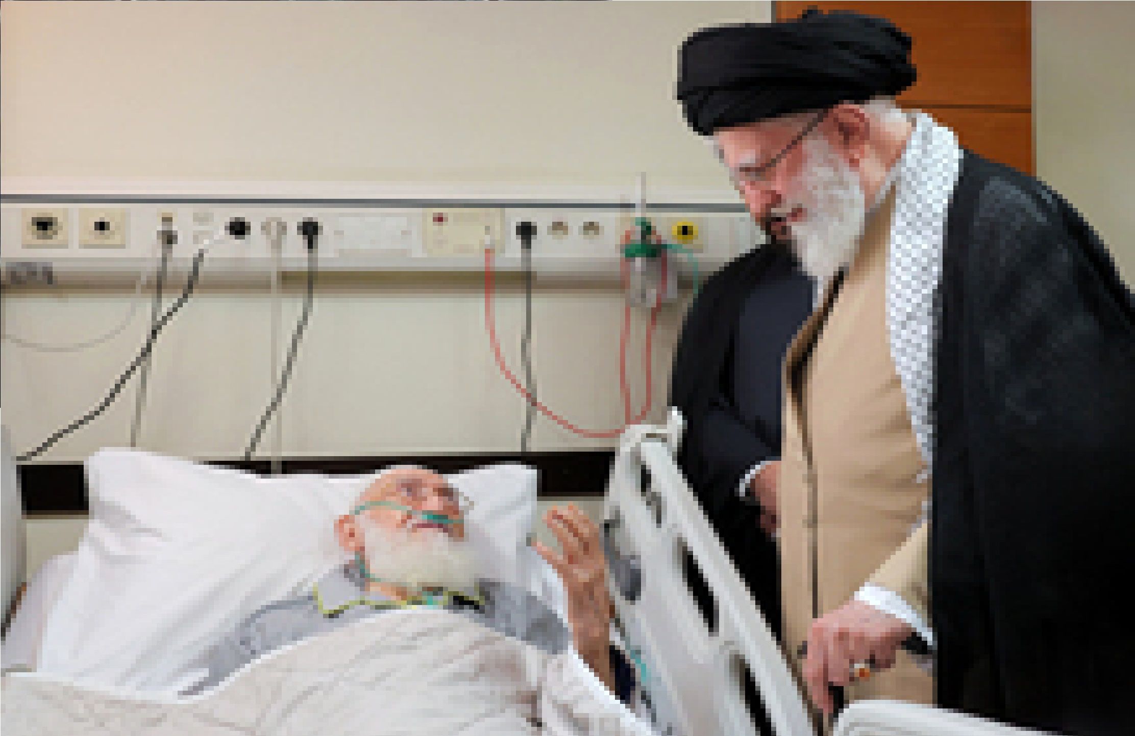 رهبر انقلاب اسلامی از حضرت آیت‌الله نوری همدانی عیادت کردند