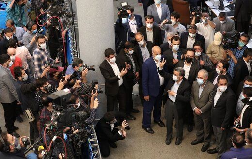 حاشیه‌های دومین روز ثبت‌نام انتخابات/ از غوغای احمدی‌نژاد تا تهدید شورای نگهبان
