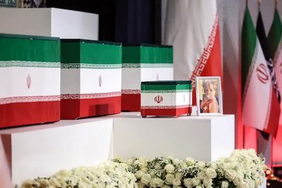 تصویری از داماد رهبر شهید انقلاب هنگام اقامه نماز بر پیکر دختر 14 ماهه اش+ عکس