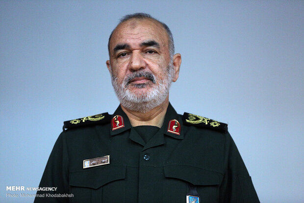 فرمانده کل سپاه به سیل‌زدگان: تا آخرین لحظه خروج از این گل و لای شما را ترک نکنیم