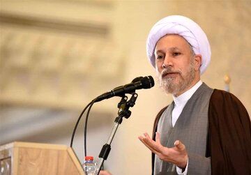 امام جمعه شیراز: دل‌های مردم اروپا و آمریکا با ما است/ اگر کسی تحت فشارهای تحریم از دین برگردد کافر می‌میرد