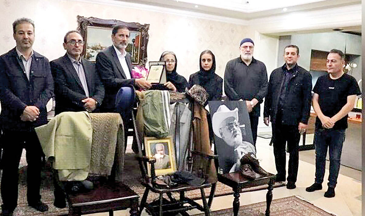 واگذاری یادگاری‌های اکبر عبدی به موزه شهرداری اردبیل