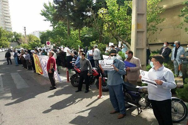 تجمع کارکنان دانشگاهها مقابل وزارت علوم در اعتراض به عدم همسان سازی حقوق