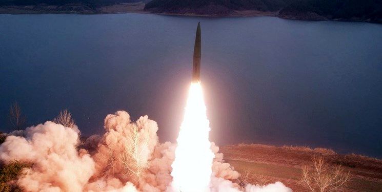 رجزخوانی جدید کره شمالی برای آمریکا / شلیک موشک بالستیک در حضور کیم جونگ اون+ تصاویر
