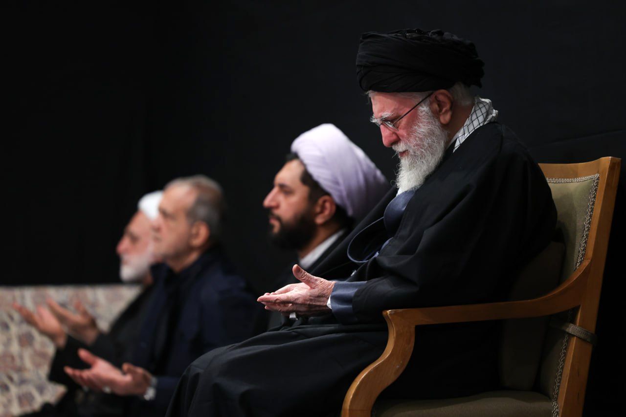 اولین شب مراسم عزاداری ایام شهادت حضرت فاطمه‌زهرا(س)  با حضور رهبر انقلاب اسلامی 