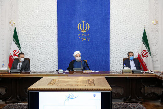 روحانی: دو جریان تحریف و تحریم بدنبال توقف حرکت اقتصادی کشور است/ ترویج شایعات حرکت در مسیر دشمنان است