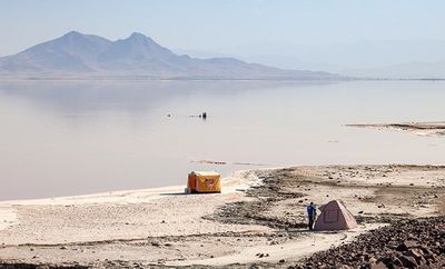 برداشت عناصر ارزشمند از بستر خشک دریاچه ارومیه؟/ واکنش مدیرکل محیط زیست