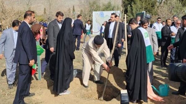 غرس نهال گردو توسط رئیس جمهور 