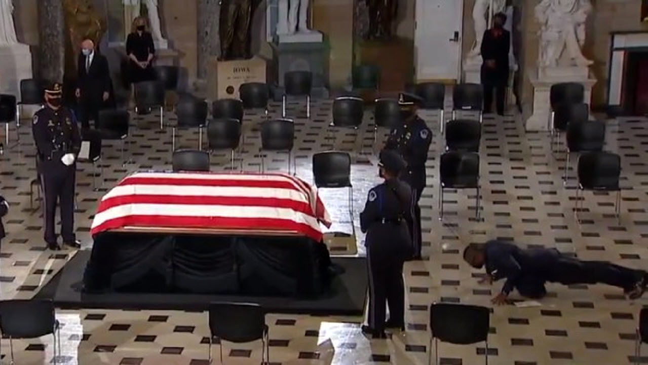 اتفاقی عجیب در مراسم تشییع جنازه قاضی برجسته دیوان عالی آمریکا 