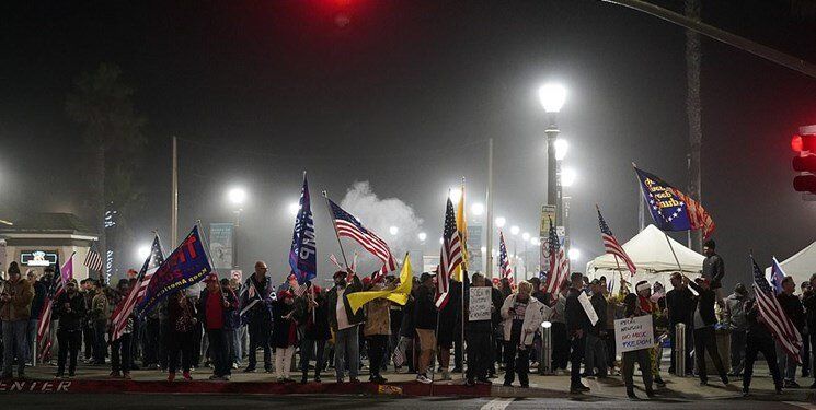 حامیان ترامپ ماسک ها را آتش زدند + عکس