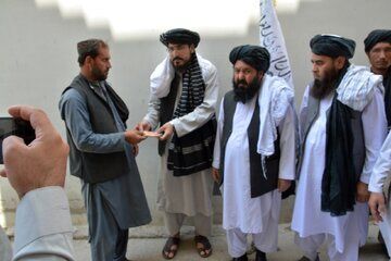 طالبان دست به جیب شد/ تصاویری از  توزیع دلار بین مردم افغانستان
