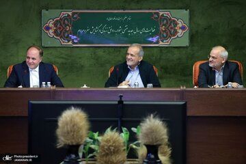 آقای پزشکیان! در وزارت جهاد کشاورزی گاهی برای رفع خستگی چای دبش می‌نوشند!/  خواستید از وزیرتان حمایت کنید، سر خرمن بیایید!