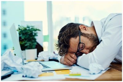 11 روش برای برطرف کردن خواب‌آلودگی در محیط کار