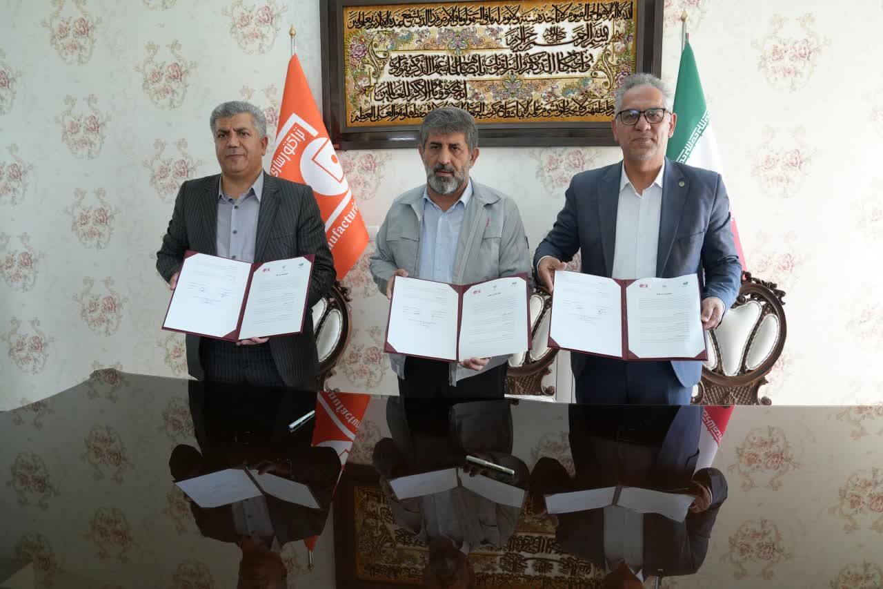 تفاهم‌نامه سه‌جانبه استانداری، تراکتورسازی و پست‌بانک برای توسعه روستاهای آذربایجان شرقی 