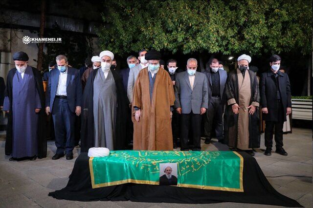 رهبر معظم انقلاب بر پیکر مرحوم ری‌شهری نماز خواندند