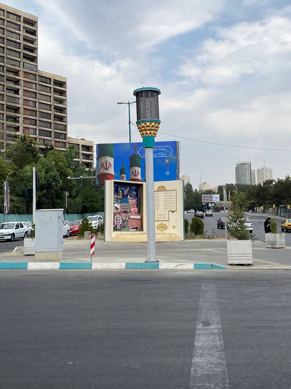 نصب آژیر «اعلام وضعیت بحران» در میدان شهرک غرب؛ تصویر بلندگوی دوکاره