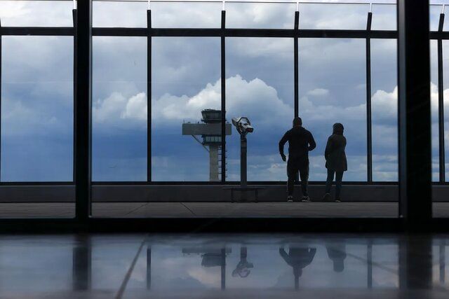 پهپادهای ناشناس در آسمان آلمان؟/ فرودگاه برلین تعطیل شد / ماجرا چه بود؟