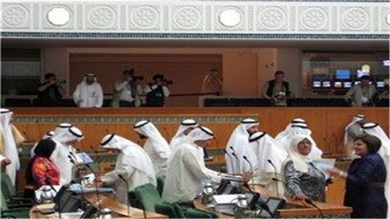 امیر کویت مجلس را یک ماه تعطیل کرد