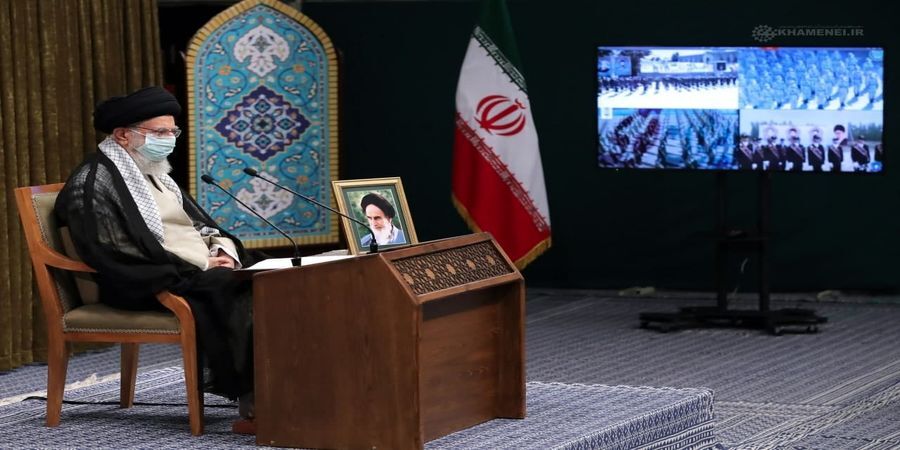 رهبر انقلاب: تشویق جوان نخبه به ترک کشور خیانت است