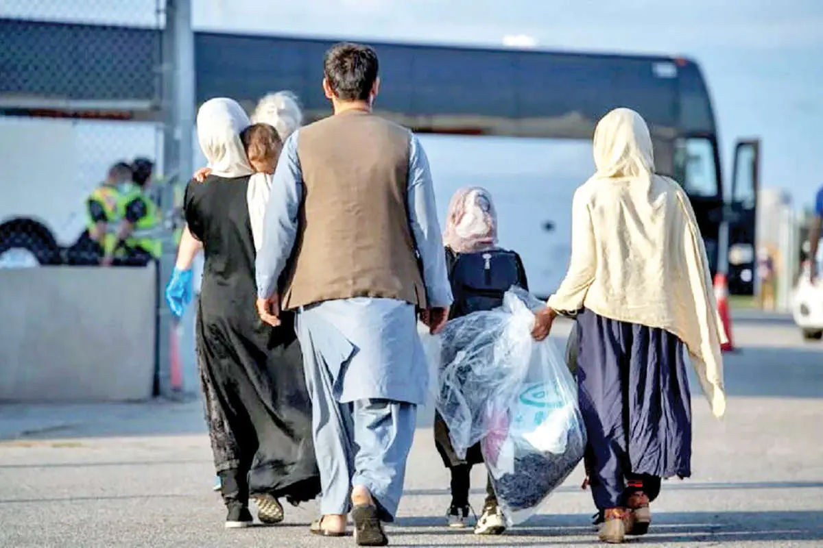 لحظه بازگشت اتباع افغان به کشورشان از مرز میلک + فیلم