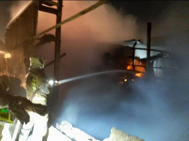 مصدومیت ۳ آتش نشان درپی وقوع حریق در یک کارگاه صنعتی در تهران