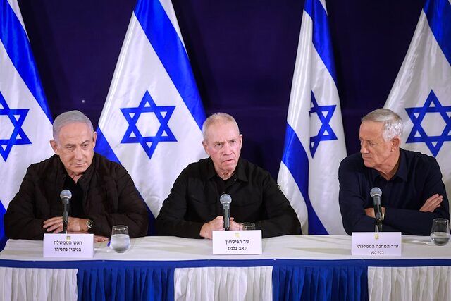 اختلاف در کابینه اسرائیل بالا گرفت/ گالانت و گانتس با نتانیاهو دست ندادند!+ فیلم