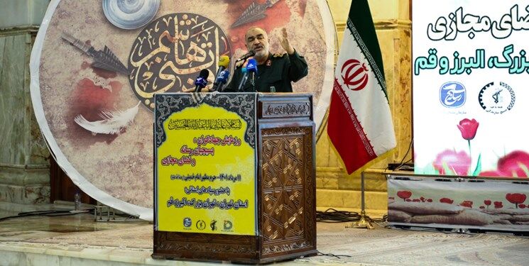 سردار سلامی: دشمن در عرصه فیزیکی شکست خورد و جنگ را به فضای مجازی کشاند
