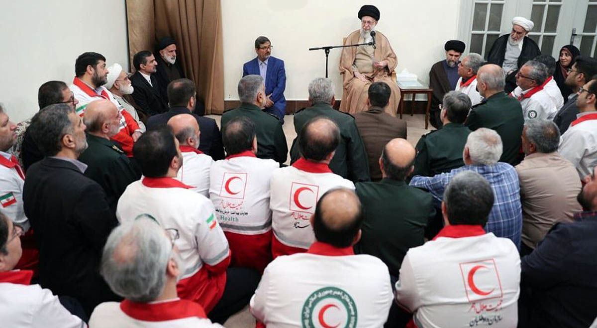 رهبر انقلاب: امدادگران مظهر انسان‌دوستی هستند