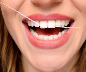 بهتر است نخ دندان را قبل از مسواک بکشیم یا بعد از آن؟