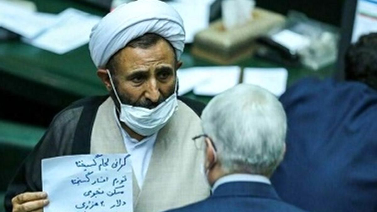 حساب بانکی افراد بی‌حجاب مسدود می‌شود/ روسری‌ها به سر زنان برمی‌گردد