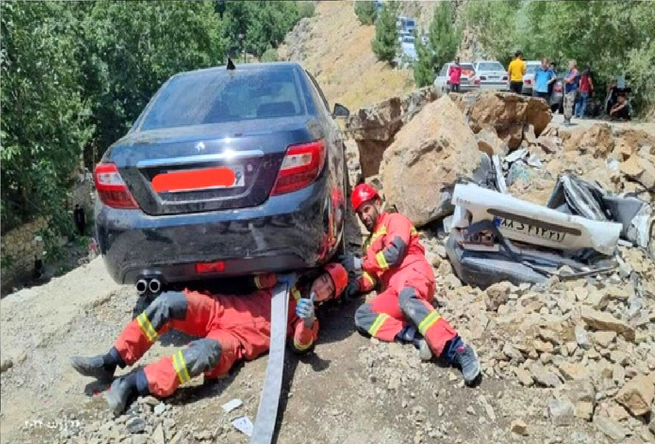 فوری؛ حادثه ریزش کوه در جاده امامزاده داوود / سقوط قطعات بزرگ سنگ به جاده