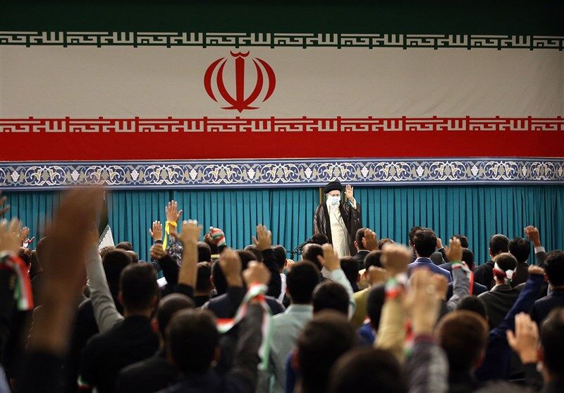 دیدار جمعی از دانش‌آموزان با رهبر معظم انقلاب