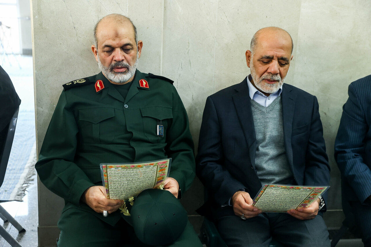 تصاویری از حضور مقامات در مراسم ختم آیت‌الله سیدمحمد شاهچراغی/ نشستن وزیر اطلاعات بین دو سردار عالیرتبه سپاه/ ظاهر زمستانی فرمانده کل سپاه