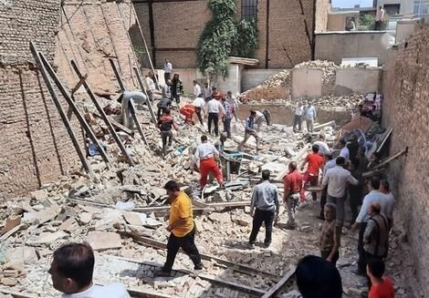  لحظه نجات کودک از میان آوار یک خانه در گلستان تهران +فیلم