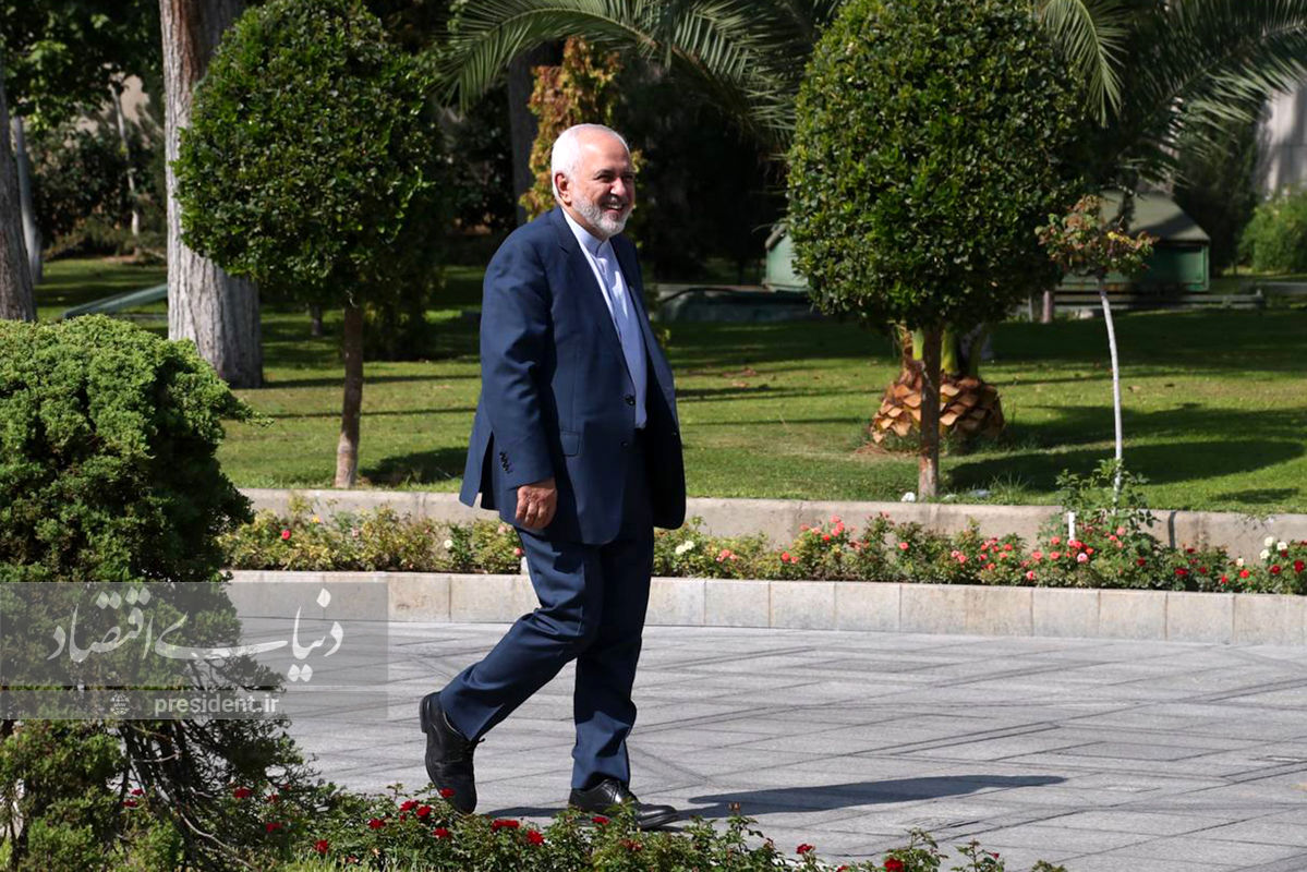 ظریف: زمان انتخاب اکنون فرا رسیده است/  باید از زندانی شدن در شکست‌های گذشته خودداری کنیم