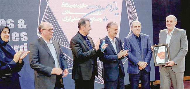 دریافت عنوان پروژه برتر بهبود بهره‌وری توسط فولاد مبارکه برای بومی‌سازی ماشین‌های برش تختال