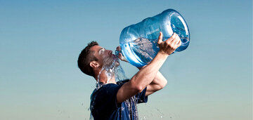 برای اینکه بدنمان کم آب نشود، چقدر آب بنوشیم؟