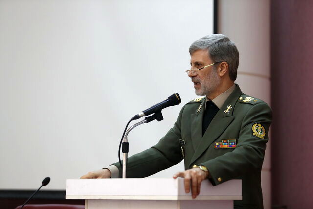 وزیر دفاع: فعالیت در حوزه خودکفایی گزینه اصلی در قبال دشمنان است