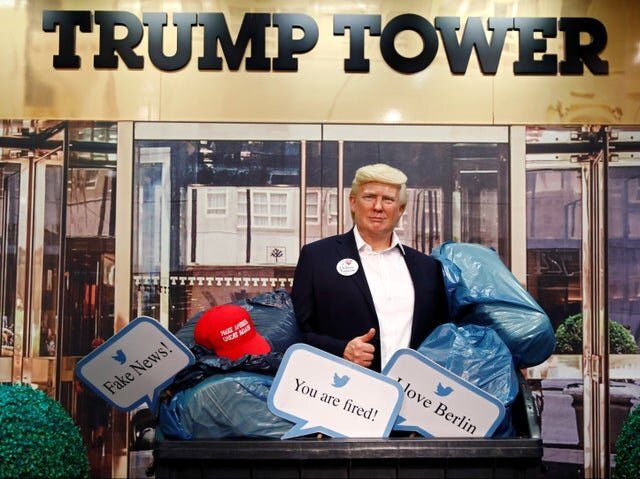انداختن مجسمه ترامپ به سطل زباله در یک موزه+عکس