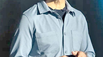 سکان اپل در دست مرد پشت صحنه