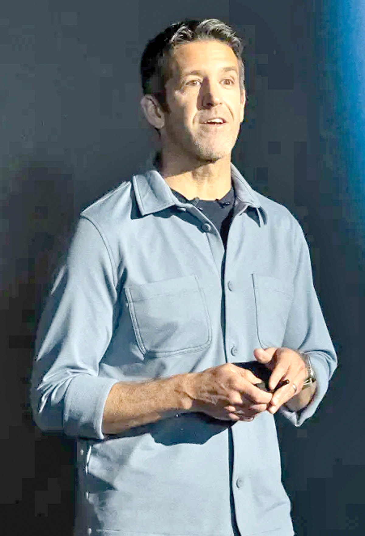 سکان اپل در دست مرد پشت صحنه