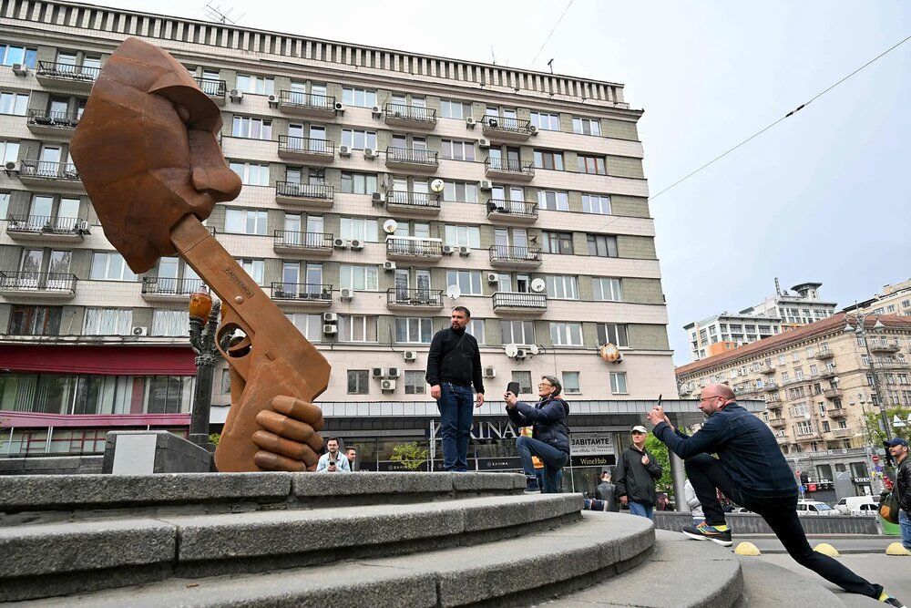 نمایش مجسمه خودکشی پوتین در پایتخت اوکراین+عکس