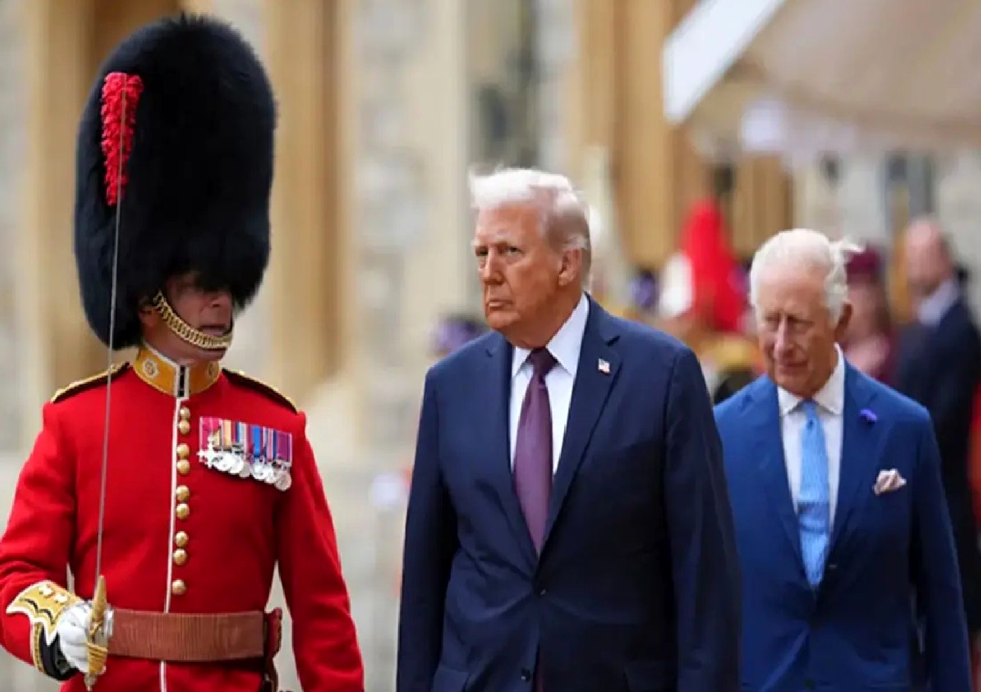 بی احترامی ترامپ به پادشاه بریتانیا در یک دیدار رسمی + فیلم